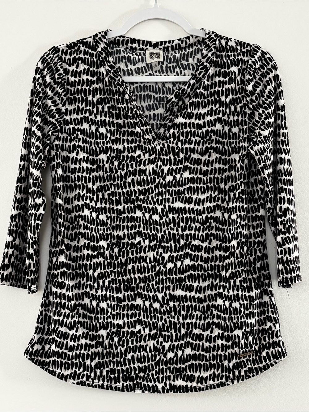 Anne Klein Black & White Abstract Print V-Neck Tunic